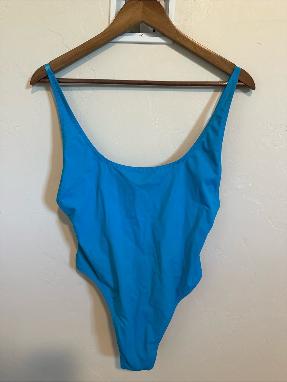 SIGNATURE SWIM
Scoop Neck One Piece size large